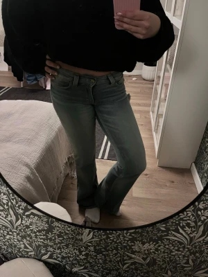 Blå bootcut jeans från Cheap Monday - Säljer ett par jättesnygga lågmidjade jeans från cheep monday, inte använda många gånger. Vid intessse kan fler bilder skickas. Strl 27/32