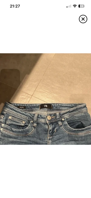 Blå bootcut jeans från LTB, W25 L30 - Säljer ett par blå jeans från LTB, modell Valerie. Jeansen har bootcut passform och låg midja, klassisk femficksdesign och snygg tvätt. Perfekta för dig som gillar en tidlös look med lite utsvängda ben. Materialet är jeans i bomullsmix. Skick 9/10
