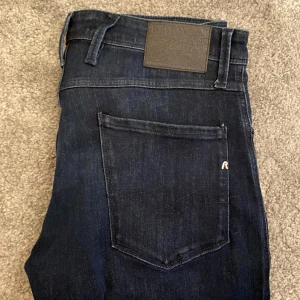 Replay Anbass - Tja, säljer nu dessa riktigt feta Replay jeans i modellen Anbass. Storleken är 33/34 och skicket är 10/10 då de endast är använda runt 3 gånger. Hör av dig vid funderingar!
