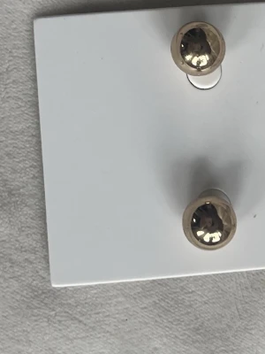 Ett par runda örhänge i  guldfärg. - Ett par runda örhänge i mellan stor storlek med guldfärg.