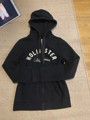 Mörkblå hollister hoodie  - Size: S Length: 57cm Waist: 39cm x2 Shoulders: 40cm Sleeve: 62cm