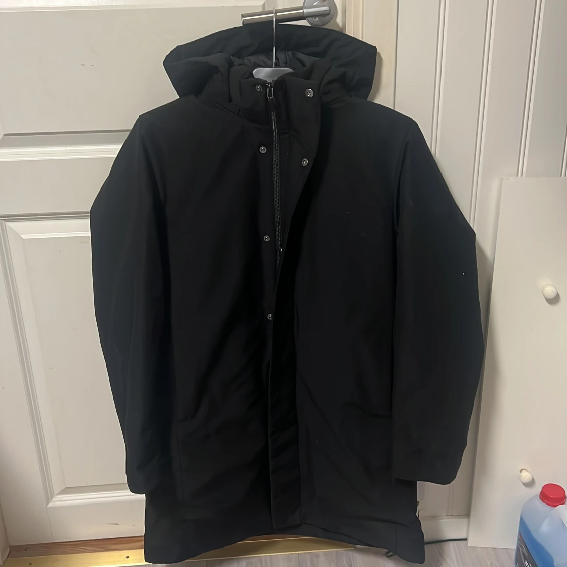 Svart parkajacka från Uniqlo