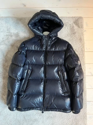 💫Moncler Ecrins jacka💫 - Hej! Säljer nu denna sjukt snygga Moncler Ecrins i en extremt fin färg. Den är i storlek 0 vilket motsvarar XS/S. Den är i jättefint skick 9/10. Årsmodell 2021. Nypris 19.000kr Hör av er vid frågor eller funderingar🌟💫