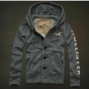 (Dropp Dec 18-22 )INTRESSEKOLL VINTAGE HOLLISTER & A&F, drop nästa vecka 25-26 Nov - SKICKA GÄRNA EGNA FÖRLSAG! Tja, dessa tröjor är några av de trendiga vintage kläderna som är eftertraktade som jag får in! Hör av dig ifall du är intresserad av någon av dessa och ange storlek . Skicka även bild ifall ni söker något specifikt!