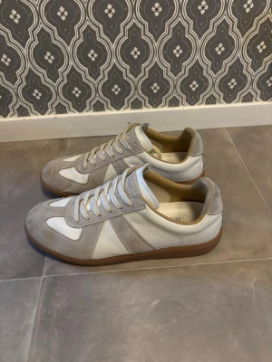 Maison Margiela Gats  - Skick: 9/10 | Defekter: Lite smutsiga på mockan, men går lätt att fixa med mocka bortse | Storlek: 40 | Medföljer: Allt OG såsom box osv | Mitt pris: 2299 | Pris kan diskuteras vid snabb affär! | Hör av er vid frågor eller funderingar 🙌