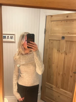 Off shoulder tröja  - Stickad grå/ beige tröja. Aldrig använd och prislappen kvar.