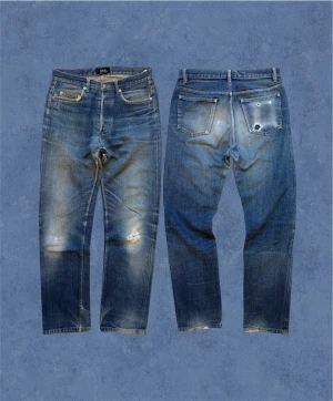 A.P.C. Selvedge Jeans  - Ett par Apc selvedge jeans med en snygg tvätt och en schysst slitning på knät som går genom tyget vilket jag diggar! Staight fit. Det står W30 inuti men listar som W29 - gå alltid efter måtten. Hör av dig vid frågor! Mått: Ytterbenslängd - 105 cm, Midja - 38.5 cm, Bensöppning - 19 cm