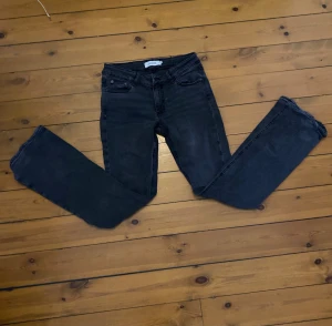 Svart jeans - Ett par svarta jeans från junkyard. Har använt max fem gånger och har inga tecken på användning
