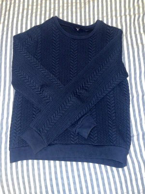 Mörkblå  tröja från GANT - Mörkblå kabelstickad tröja från GANT i storlek S. Köpt på Sellpy men i fint skick💕prisk går att diskutera