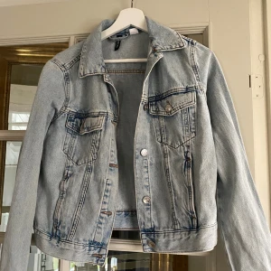 Ljusblå jeansjacka från H&M - Snygg ljusblå jeansjacka från hm i strl S