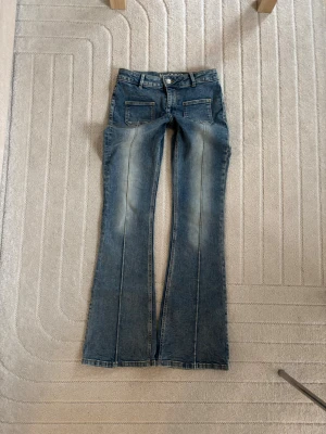 Y2K flared jeans i nytt skick - Jeansen är i nytt skick och har varit väl omhändertagna.