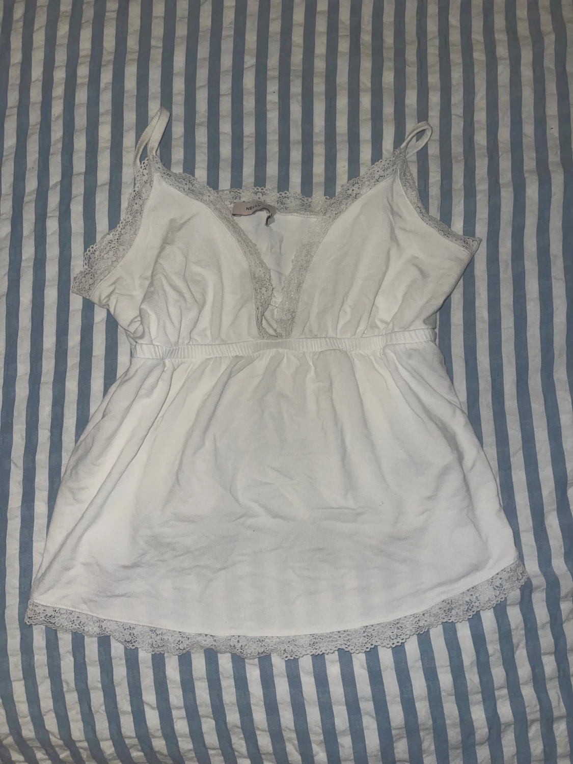 Vitt linne med spets