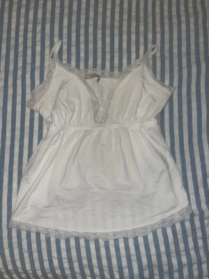 Vitt linne med spets - Vitt linne med spets. Storlek S från Nelly. Knappt använd och i fint skick. Pris går att diskutera vid snabbt köp😊