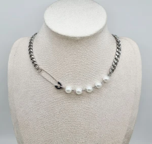 Stilfullt halsband  - Unikt halsband. Material-rostfritt stål.  Liknande Maria Nilsdotters smycke. 