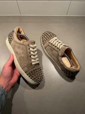 Christian Louboutin Skor -  ‼️VI TAR INGA BYTEN‼️ Christian Louboutin Sneakers | Skick: 9/10 | Storlek 40 fits 41 | Tillkommer nya skosnören vid köp. | Frakt sker inom 24 timmar efter köp 📦💨 | Hör av dig vid minsta fråga eller fundering 💭 