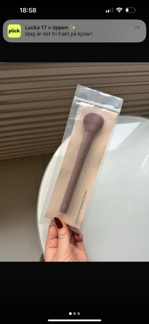 SKIR Sculpt Bronze Brush - Bronzerborste från SKIR med mjuka, täta borst i syntetmaterial. Borsten har en brun, matt finish och är perfekt formad för att skulptera och applicera bronzer🤎