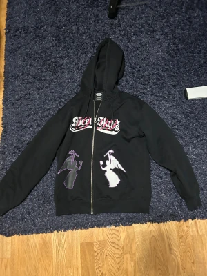Sweet sktbs  - Tjenare!Säljer en zipp hoodie från sweet sktbs nypris ca 1000 kr 