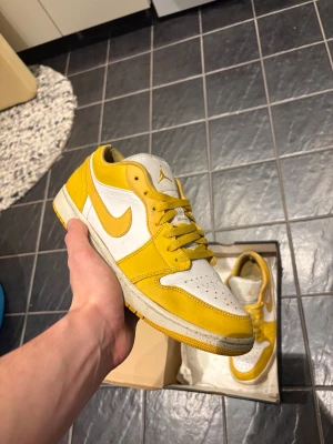 Nike Jordan 1 Low gul och vit - Nike Jordan 1 Low sneakers i färgen white pollen. Blev för små för flera år sedan och har sedan dess inte använts. Storlek 45. Självklart äkta.