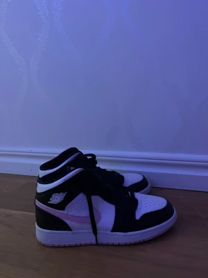 Nike Air Jordan 1 svart/vit/rosa - Säljer mina Nike Air Jordan 1 som aldrig har kommit till användning. 