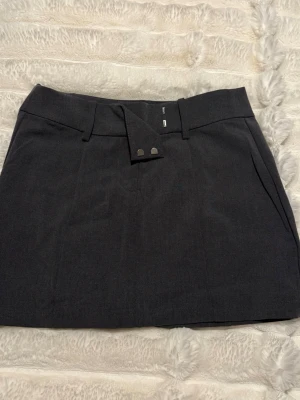 Oanvända kjolar  - Prislapp kvar i samtliga. Storlek M i grå och svart, röd finns i S och M. 