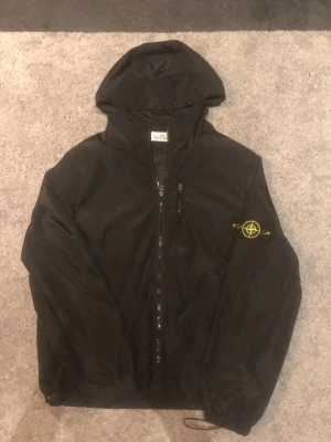 Helt ny stone island aldrig andvänd  - Helt oandvönd och i väldigt bra skick. Jackan är en vindjacka och den är väldigt skön. Pris kan diskuteras