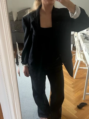 Svart/grå  oversized kavaj - Säljer en svart/grå oversized kavaj köpt secondhand. De är en herrmodell och den är lätt randig🫶🥰