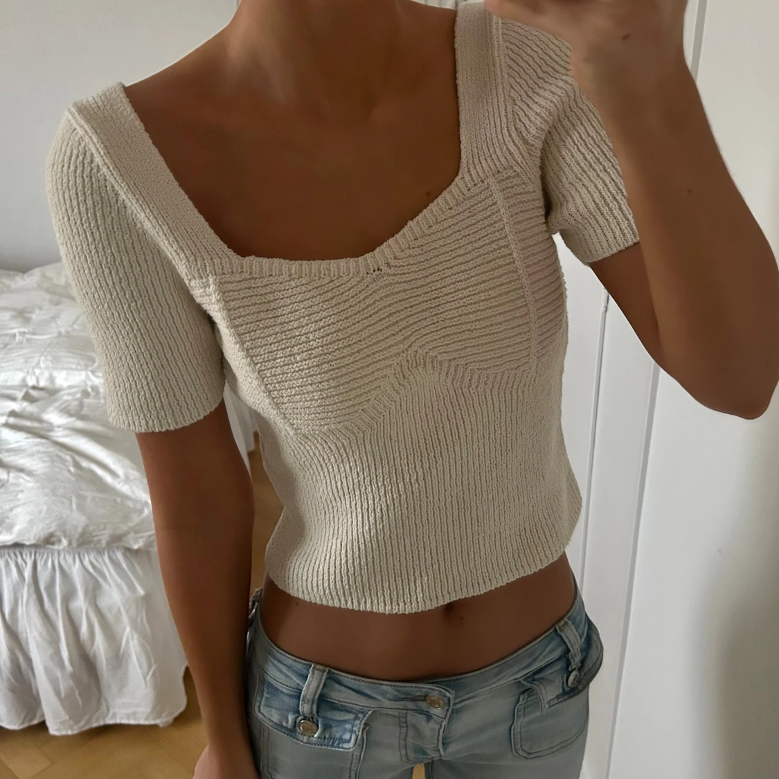 Beige stickad croppad topp - 1