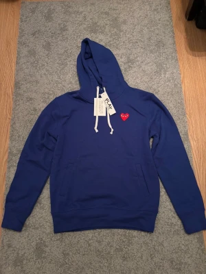 Cdg hoodie - En skön cdg hoodie i en fin blå färg som är helt ny. Bara att skriva vid minsta fråga!!
