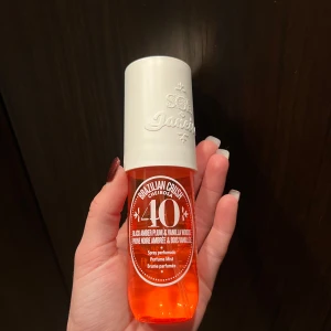 Sol de Janeiro nummer 40 - Sol de Janeiro nummer 40 med noter av mandel, kola och vanilj. Halva flaskan kvar ungefär, säljes pga rensar och den används inte längre. Nypris 199kr 💕