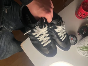 Limited edition SAMBAS - Säljer ett par adidas sambas i en unik colorway som jag aldrig sett säljas på plick förut, riktigt snygga och unika, pris 1499! Storlek 43,5 men är som 43!
