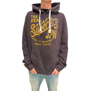 Vintage Superdry Hoodie - Hej! Säljer denna väldigt populära och snygga vintage hoodie från Superdry | Storlek: L | Skicket är  bra, inga tydliga tecken på användning | Modellen är 185 och väger 65kg | Pris kan diskuteras! | Hör av dig vid intresse eller minsta fundering!
