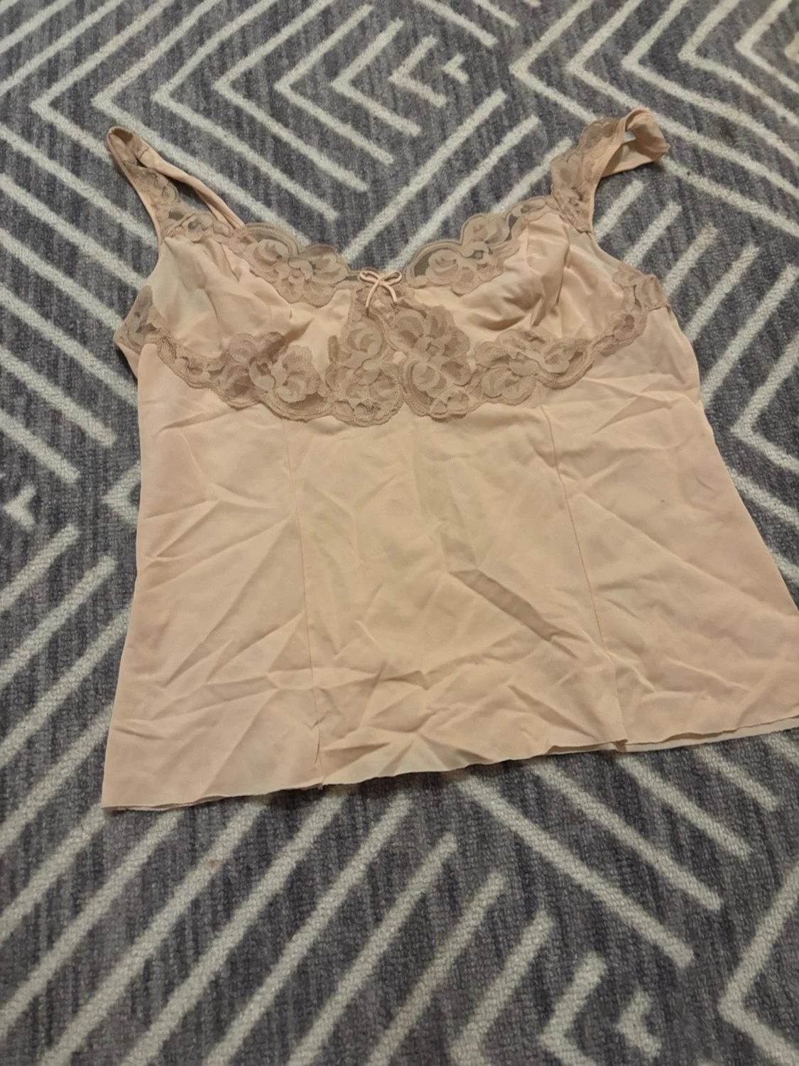 Beige linnetopp med spetsdetaljer