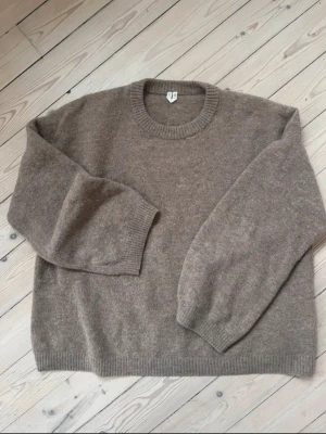 Beige stickad tröja i ull - Mysig beige stickad tröja i ull. Använd fåtal gånger bara.