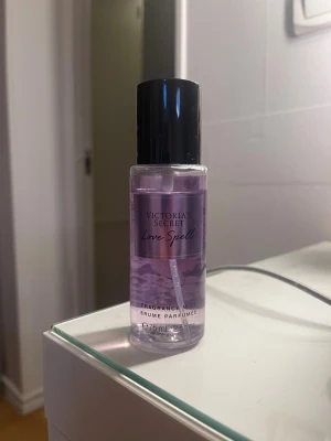 Victoria's Secret Love Spell mist - Fragrance mist med körsbärsblom och persika. Volym: 75 ml. Ingredienser: Alcohol Denat, Water, Propylene Glycol, Glycerin, Parfum m.fl. Tillverkad i USA. Perfekt för dig som vill ha en fräsch och ungdomlig touch, nästan aldrig använd.