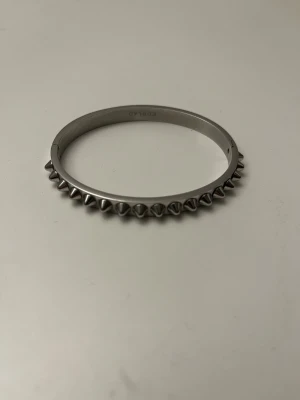 EDBLAD Armband med Nitar - rostfritt stål - Stilrent armband från Edblad i silverfärgat stål med nitdetaljer. I rostfritt stål.   Omkrets på armbandet: ca 18cm