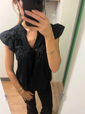 Svart volangtopp - En söt svart topp med volanger upptill, knappt använd🩷