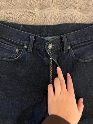 Levi's 551 Z Straight jeans mörkblå - Säljer ett par Levi's 551 Z Straight jeans i mörkblå tvätt. Klassisk femficksmodell med dragkedja och knapp framtill. Jeansen har rak passform och är tillverkade i slitstarkt denim med Levi's ikoniska läderpatch bak.