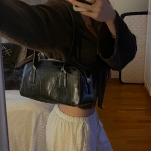 Svart väska - Jätte fin svart helt ny väska, kommer tyvärr inte till andvändning. 