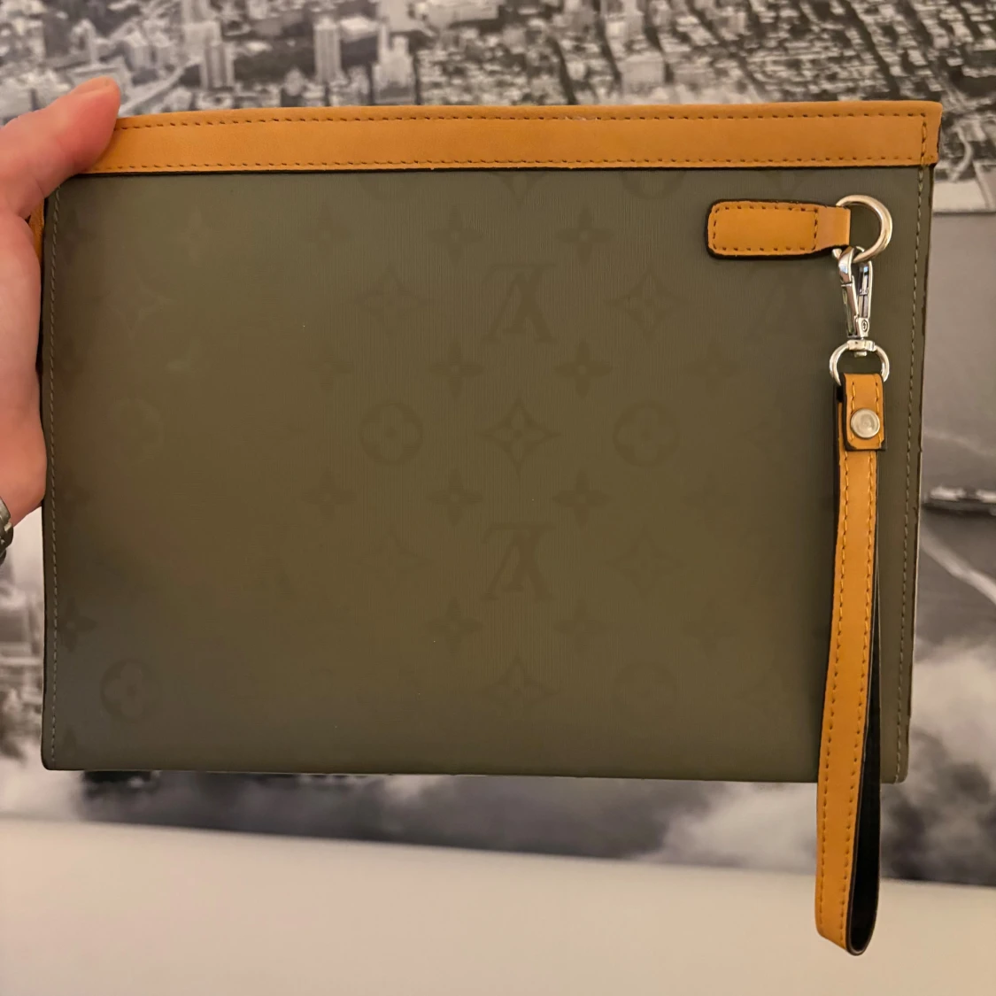 L*V** pouchette väska