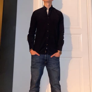 Mörkblå skjorta Morris - Mörkblå skjorta från Morris i storlek S.  Fint skick till ett bra pris. Nypris: 1299kr. Mitt pris: 349kr. Vid frågor eller funderingar, tveka inte att höra av dig.