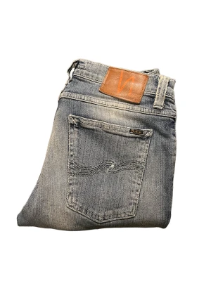 NUDIE JEANS - Tjena! Säljer dessa grymt goa Nudie Jeans✔️Tight Long John✔️ W29 L32 (97cm långa)✔️Blå/Grå✔️ Skriv vid minsta fundering✔️