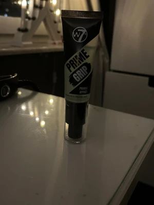 W7 Prime Grip Primer 24g - W7 Prime Grip Primer är en genomskinlig primer i tub med svart och silverfärgad design. Tuben innehåller 24g och har en praktisk applikator. Perfekt för att skapa en jämn bas innan foundation. Vegansk och cruelty free.
