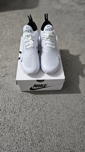 Nike Air Max 270 vita sneakers - Nike Air Max 270 aldrig använd den passar inte mig. 