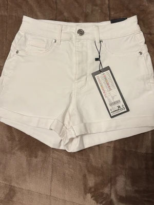 Vita högmidjade shorts  - Hej hej sejer ett par vitt shorts som är aldrig använda 