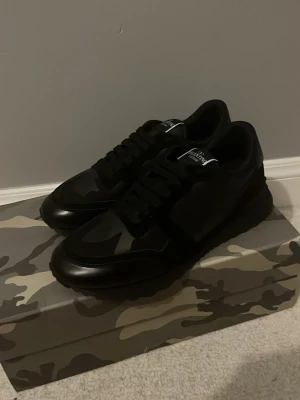  Valentino rock, Runners  - Säljer ett par svarta Valentino Garavani/rock Runners helt nya allt på bilderna kommer med ny pris 7000kr. Skriv vid intresse 🤩kan sänka priset vid snabba affär👌