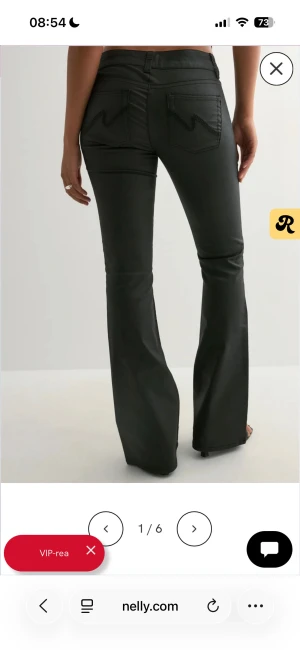  Coated Low Waist Stitch Jeans från nelly - Snygga svarta bootcut byxor med hög midja och markerade sömmar framtill. Byxorna har klassiska fickor både fram och bak samt två knappar i midjan. Materialet har en lätt glansig finish som ger en cool look.