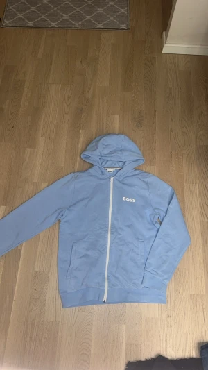 Hugo boss kofta äkta - Äkta Hugo boss kofta 2-3 gånger använd i sommars storlek S ::::kan gå ner i pris vid snabb affär::::