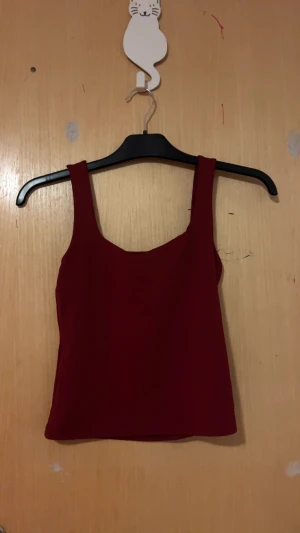 Rött linne  - Super snyggt rött linne från SHEIN i strl S. Skönt och har en snygg stil, snyggt att ha en svart kofta över 