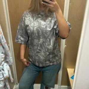 Militär / camo tröja  - Super snygg t shirt endast använd 1 gång. 🥰