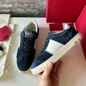 Valentino Flycrew  - Mycket bra skick, alla nitar är kvar! Nypris ca 8000kr. Storlek 37.  Skolåda+kort+extra snören medföljer! Självklart äkta - kolla bara recensionerna! Skriv för mer information🤝